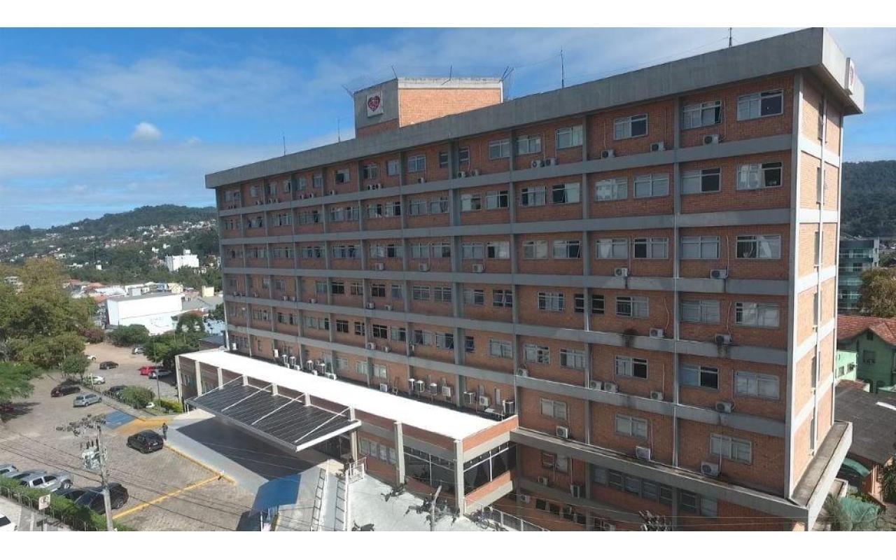 Cheias afetam funcionamento de serviços de saúde no Hospital Regional Alto Vale de Rio do Sul