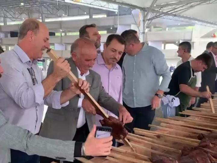 Churrasco a base de frescal é servido aos agricultores no primeiro dia da Expofeira Nacional da Cebola