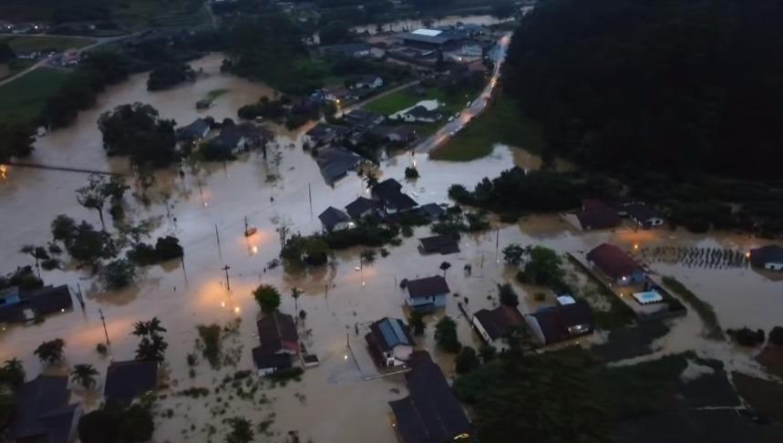 Chuva continua trazendo destruição em SC; dessa vez foi o município de Benedito Novo que amanheceu alagado