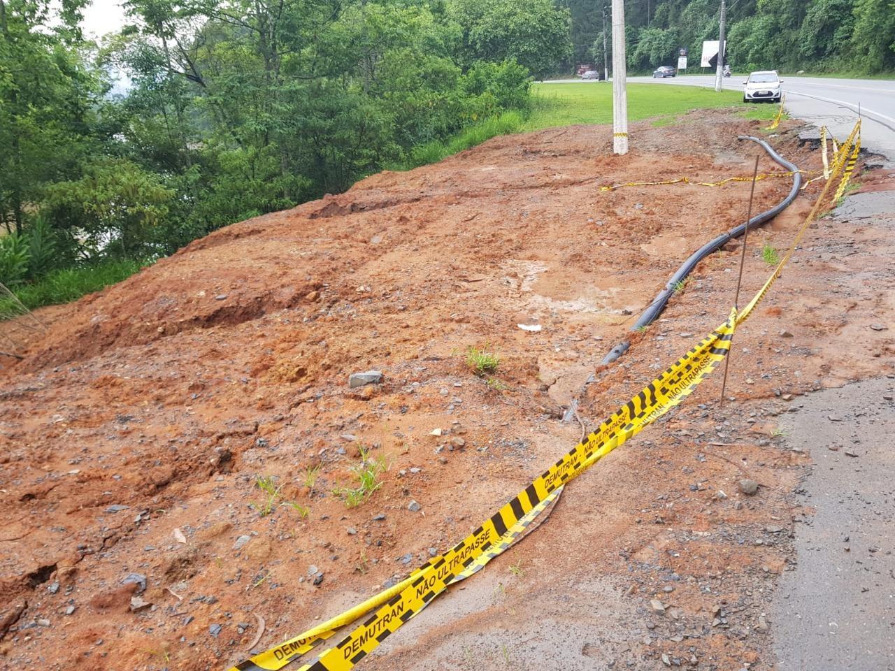 Chuva dos últimos dias causa deslizamentos em alguns trechos da SC-350