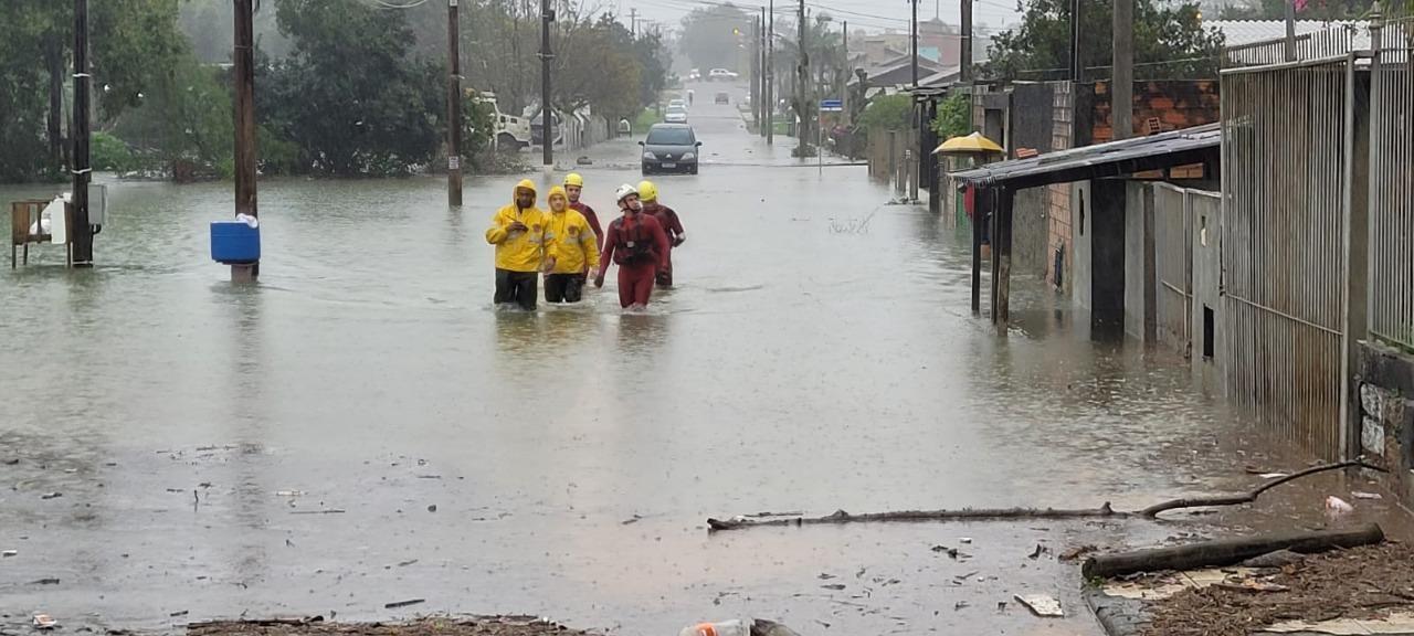 Chuva e vento com ciclone em SC causam deslizamentos, alagamentos e estragos