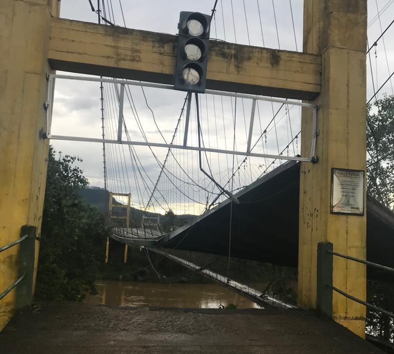 Chuva e vento forte causam estragos e forçam interdição de ponte em Lontras