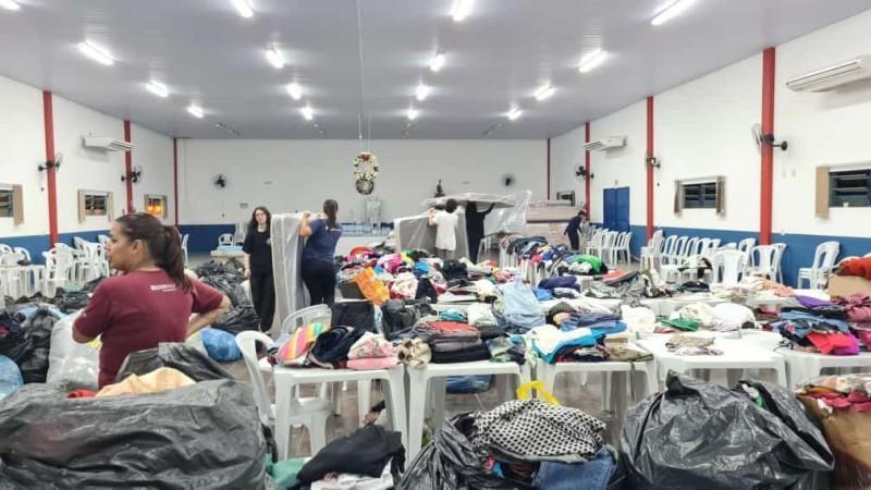 CHUVA EM SC: Defesa Civil do estado entrega 1,2 mil kits de assistência humanitária