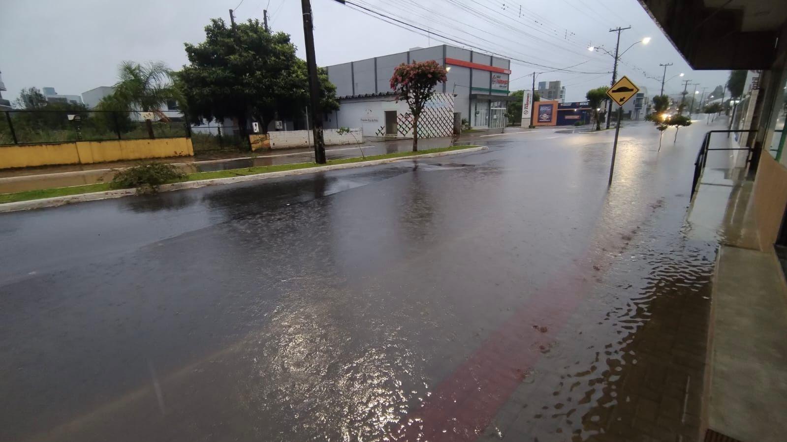 Chuva em SC já atingiu 25 municípios e mais de 1,3 mil pessoas