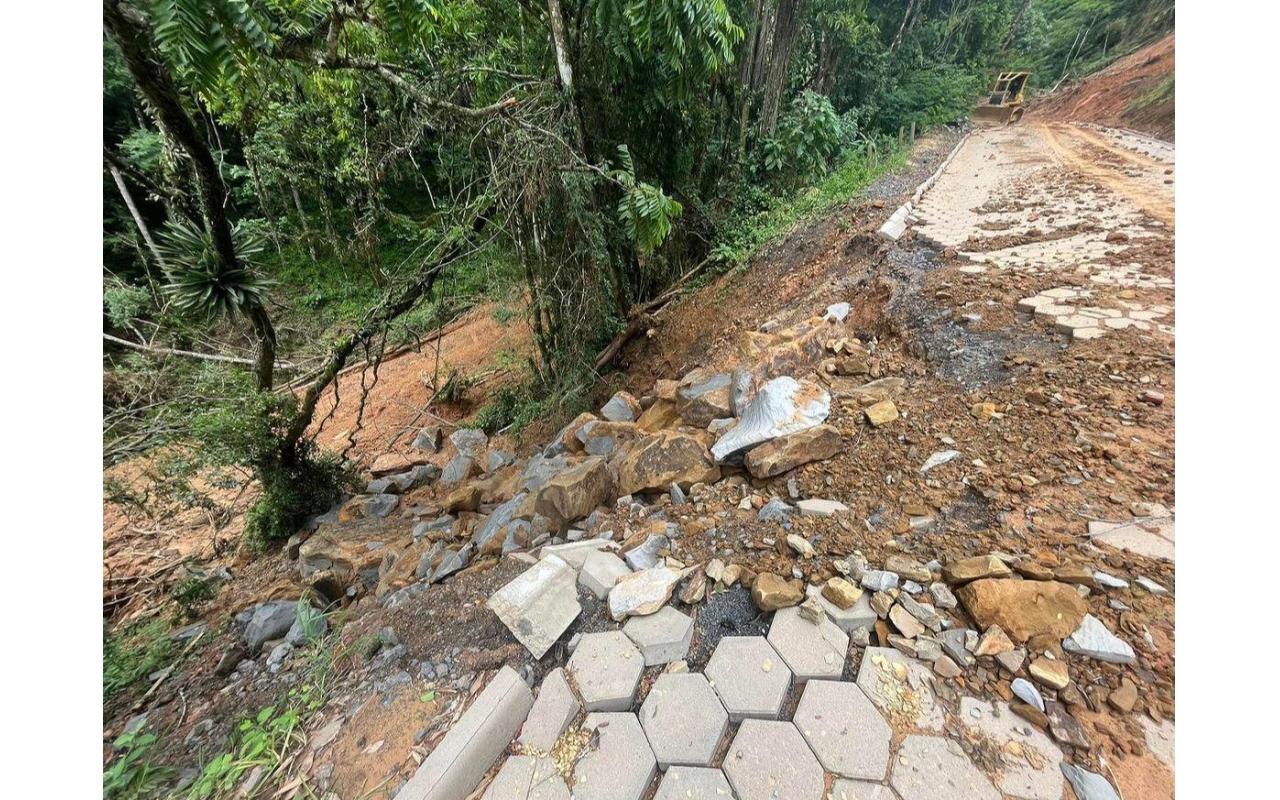 Chuva na manhã desta quinta-feira (18) causa transtornos em Aurora