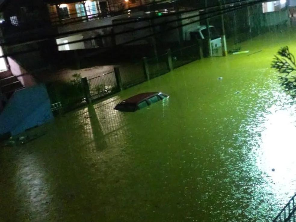 CHUVA: SC registra mortes, deslizamentos, bloqueio de rodovias e várias cidades alagadas nesta terça (20)
