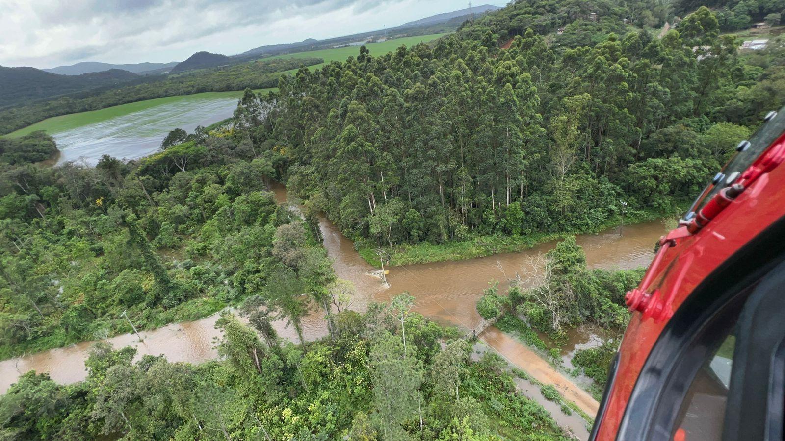 Chuvas persistentes causam alagamentos e deslizamentos no Litoral de SC