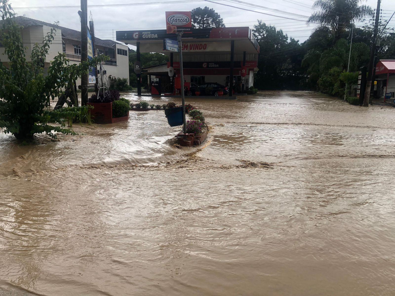 Chuvas provocam alagamentos e destruição em Imbuia e Ituporanga