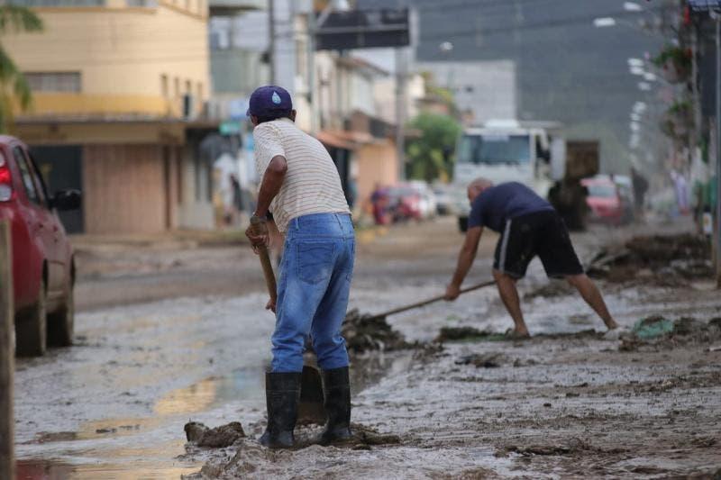 Cidades atingidas por temporal no Alto Vale precisam de voluntários e doações 