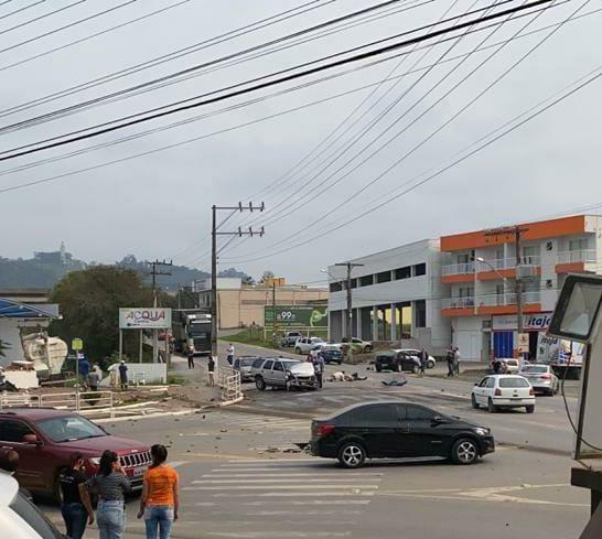 Caminhão desce a Serra da Bela Vista sem freios, atinge veículos e deixa cinco pessoas feridas
