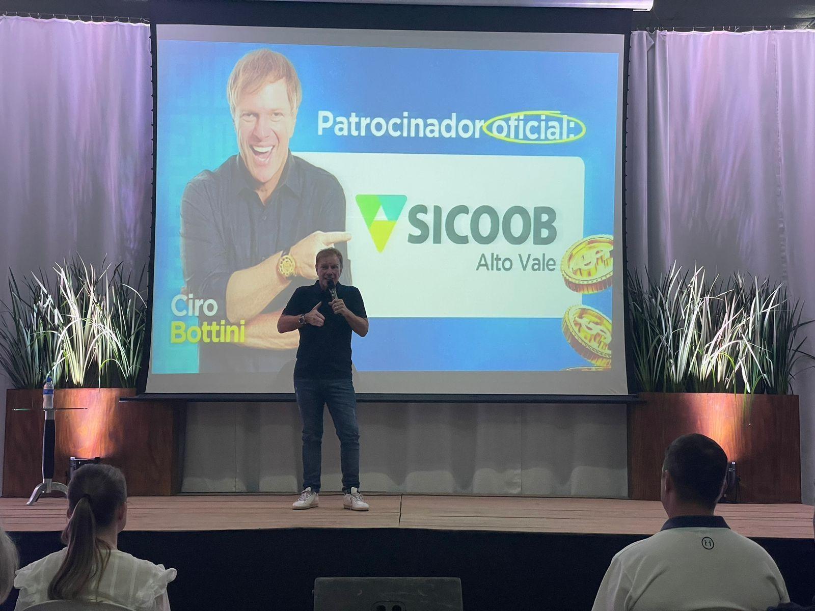 Ciro Bottini compartilha trajetória de sucesso em palestra promovida pela CDL de Ituporanga