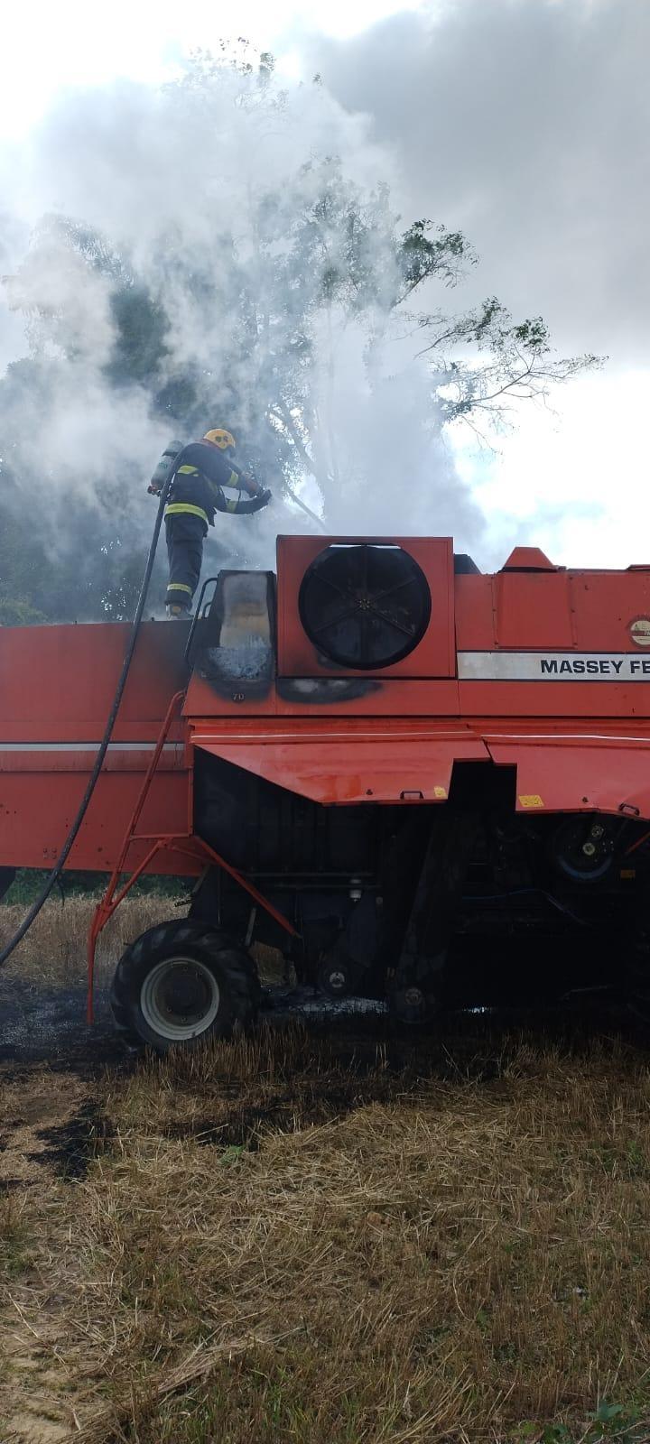 Colheitadeira pega fogo em Aurora