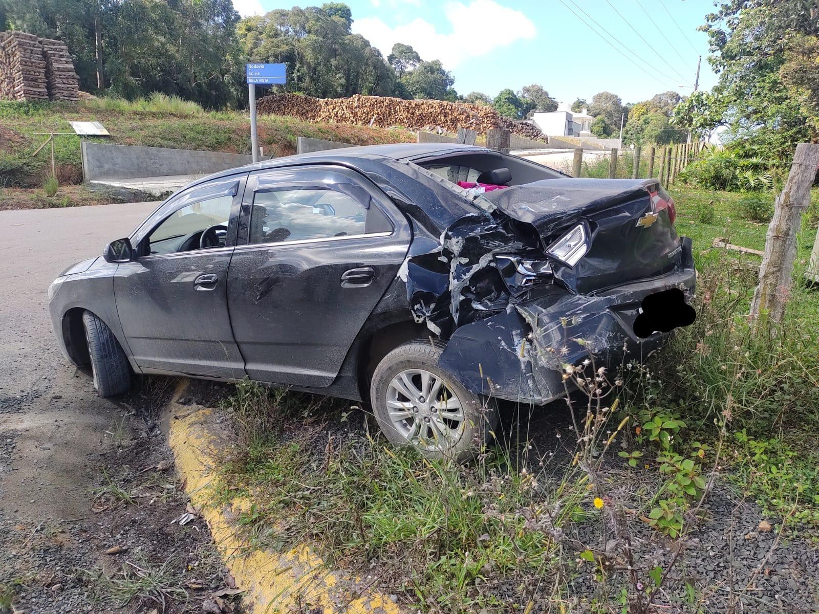 Colisão entre carro e caminhão deixa duas pessoas feridas em Ituporanga