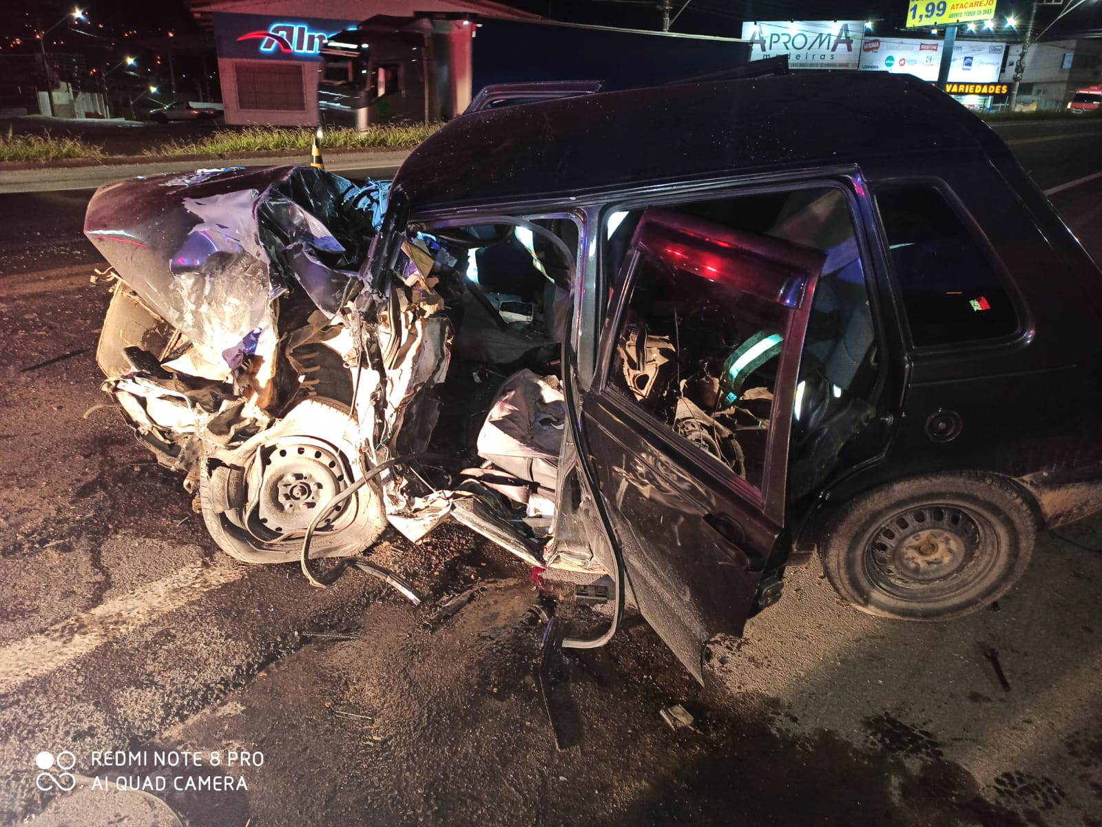 Colisão entre carro e carreta deixa dois feridos 