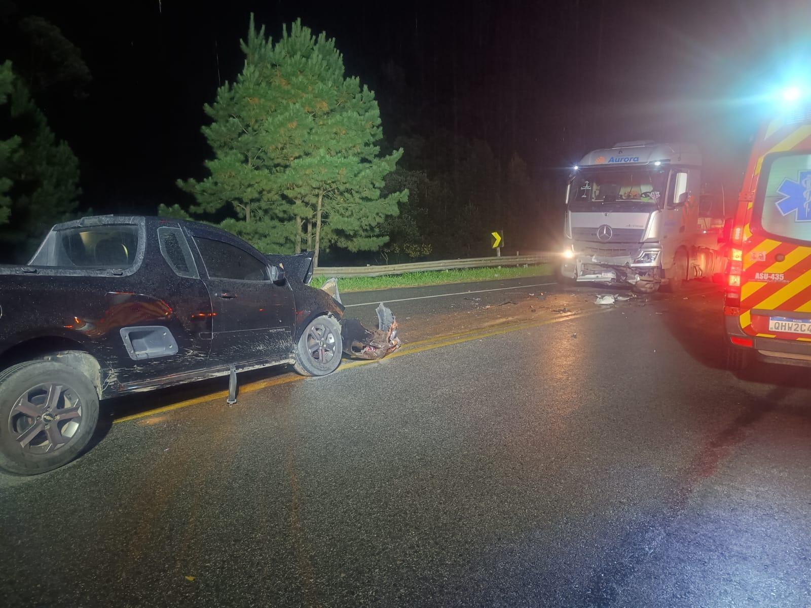 Colisão entre carro e carreta deixa dois feridos na Serra da Santa em Pouso Redondo