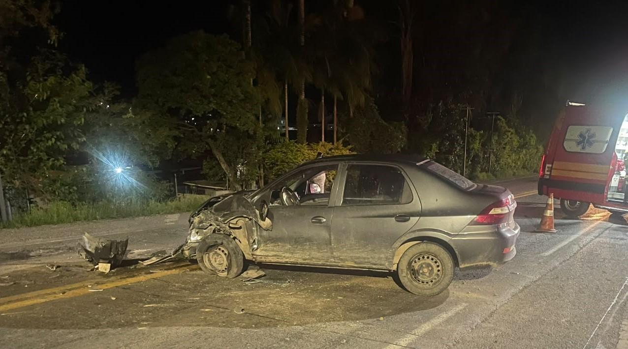 Colisão entre carro e carreta deixa motorista ferido no Alto Vale