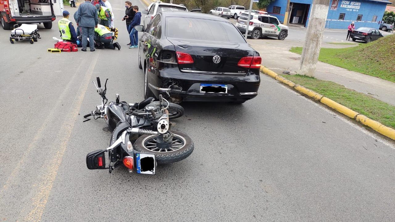 Colisão entre carro e moto deixa motociclista ferido