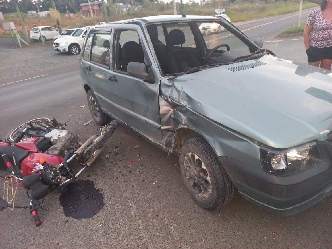 Colisão entre carro e moto na SC-110 em Petrolândia deixa uma mulher ferida
