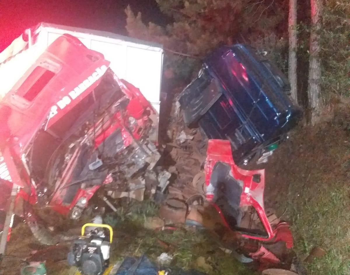 Colisão entre cinco veículos deixa duas pessoas mortas e várias feridas em Bom Retiro