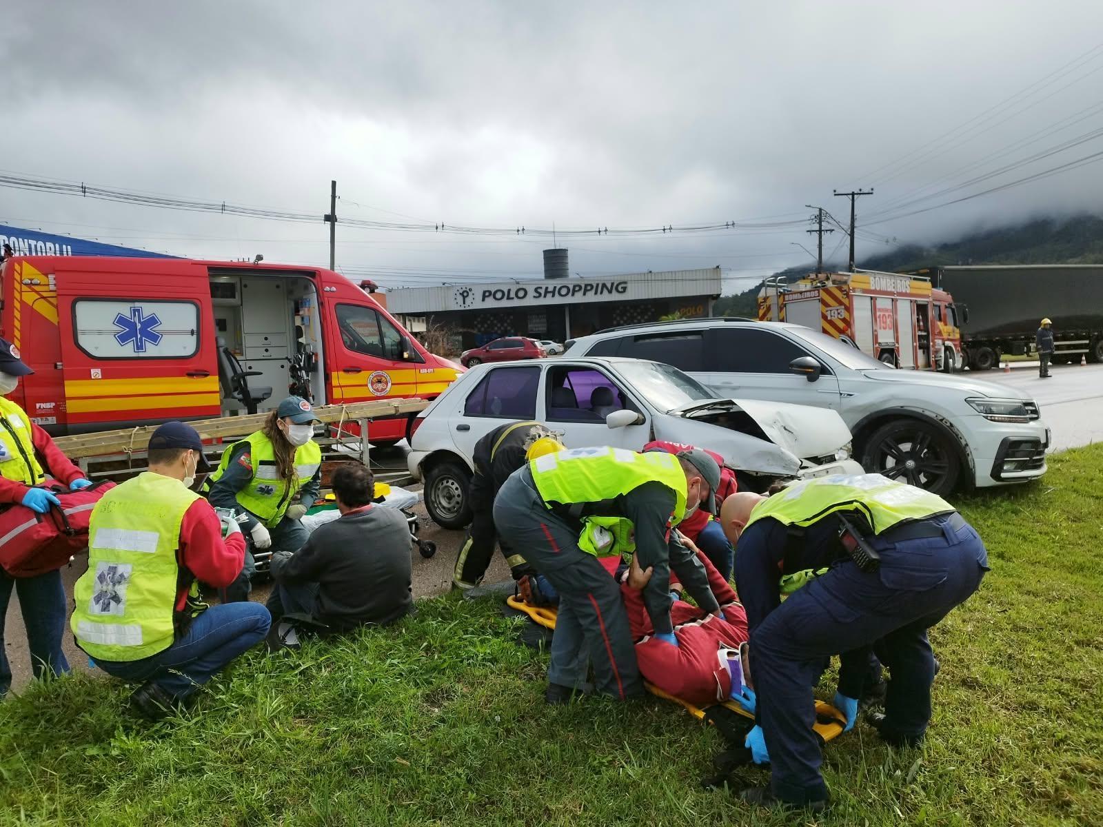 Colisão entre dois carros deixa dois homens feridos na BR-470, em Rio do Sul