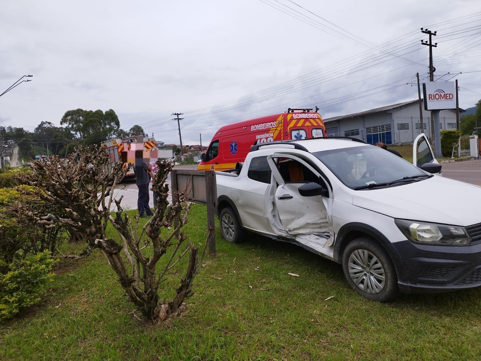 Colisão entre dois carros deixa duas pessoas feridas em Rio do Sul