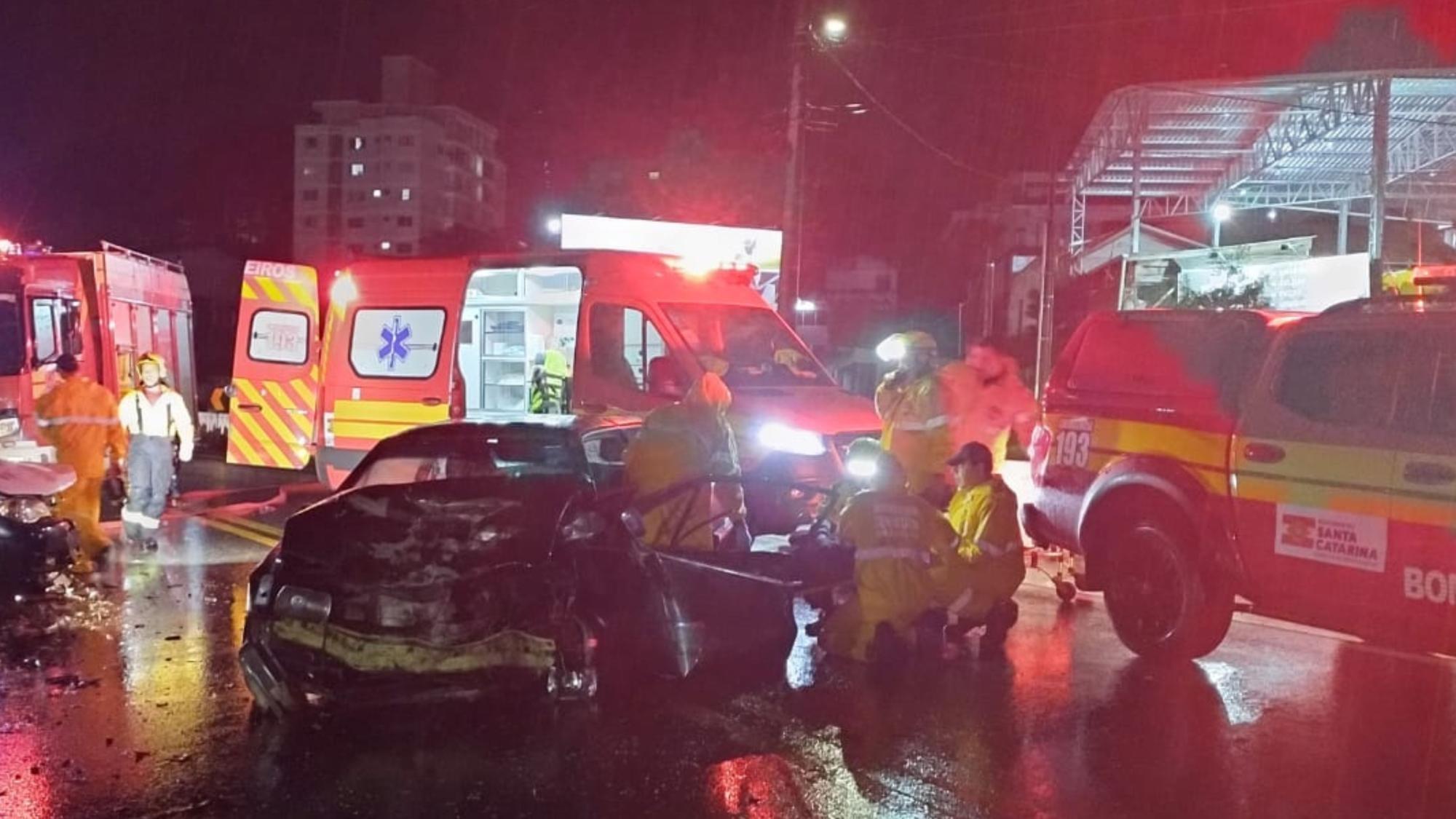 Colisão entre três veículos deixa motorista ferido no Alto Vale