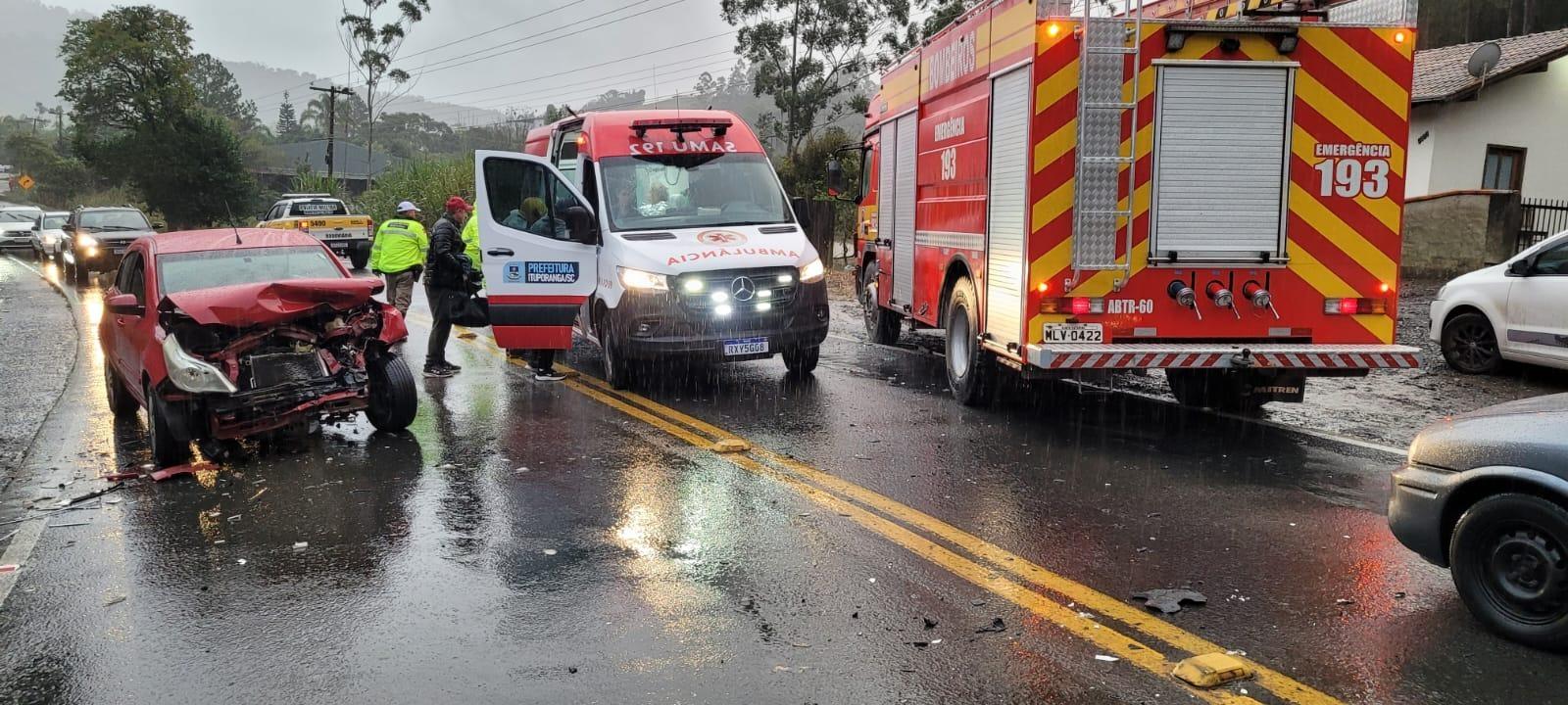 Colisão entre três veículos deixa vários feridos na SC-350 em Aurora 