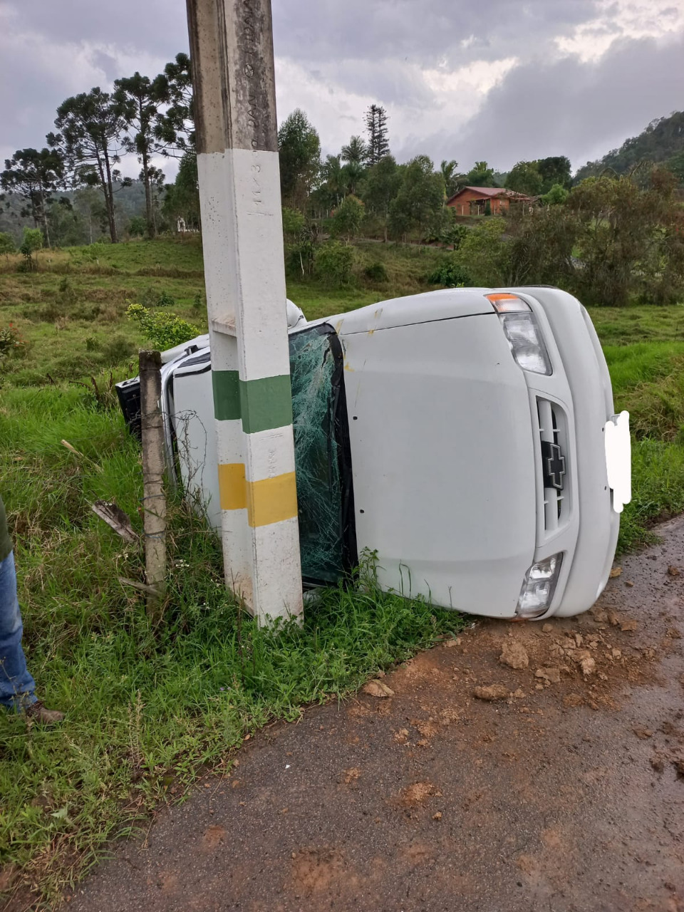 Colisão entre veículos deixa condutor ferido