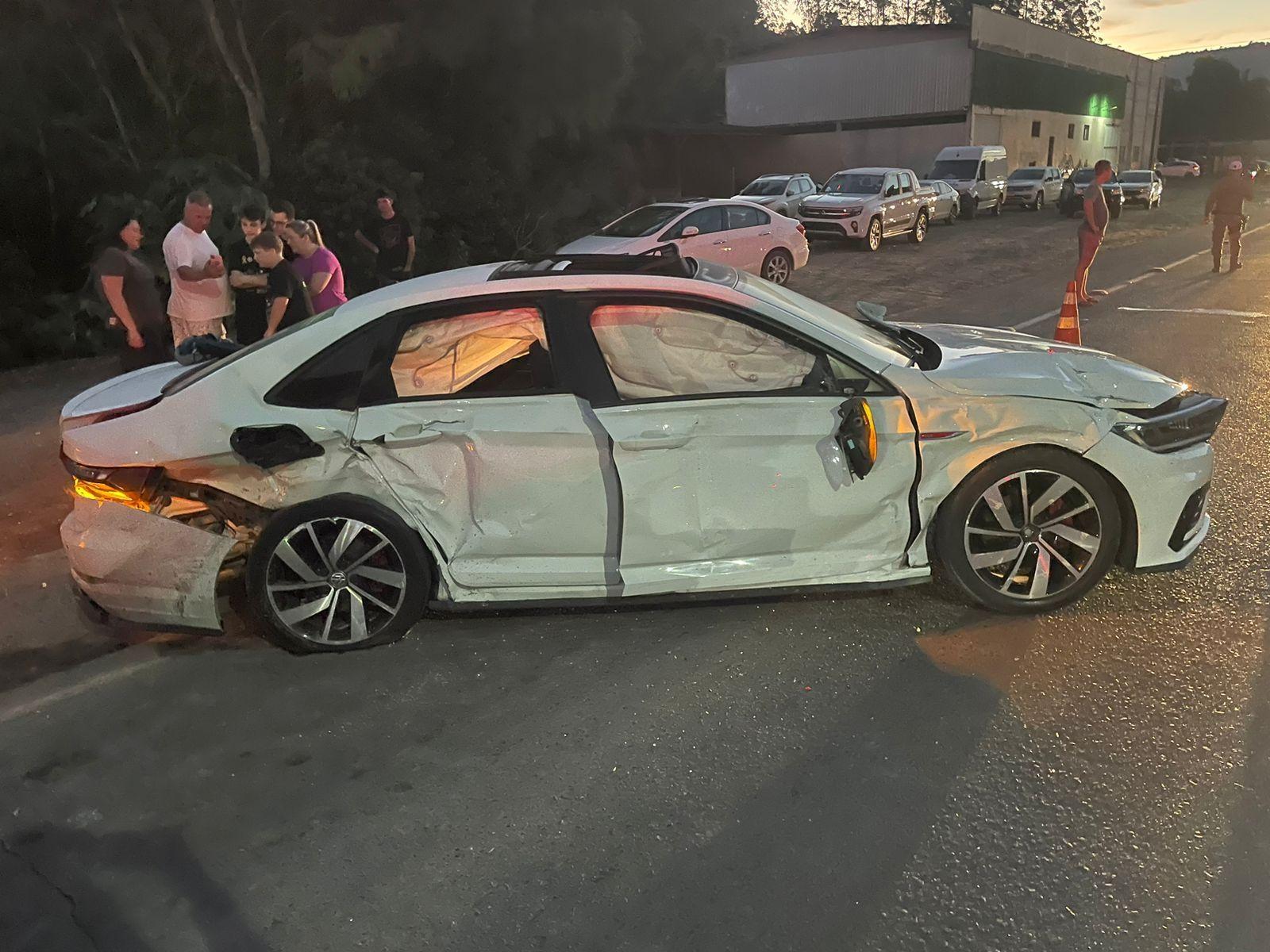 Colisão entre veículos deixa dois feridos em Aurora