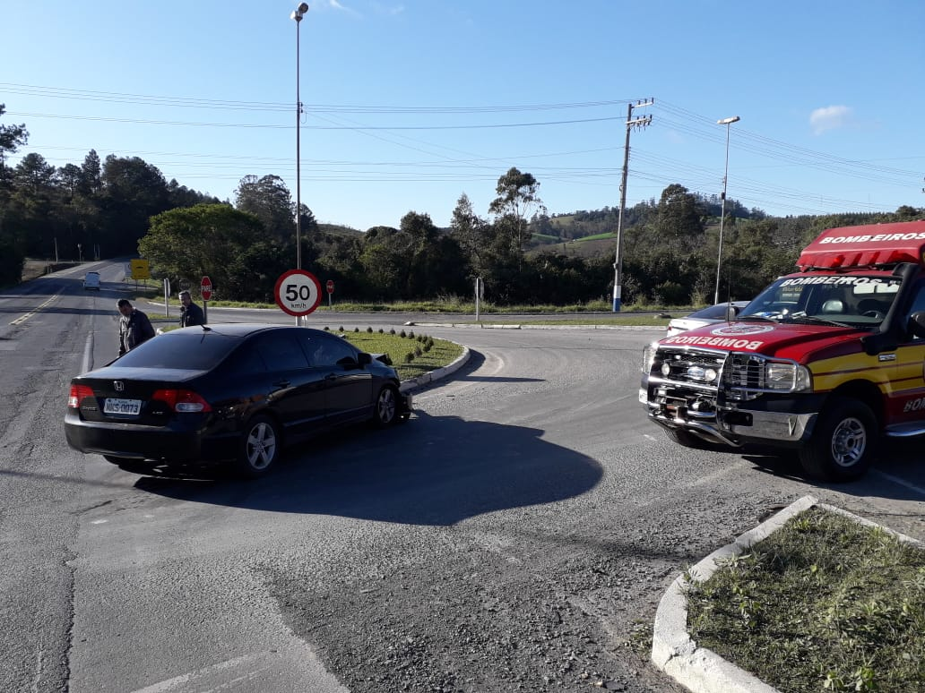 Colisão entre veículos deixa duas mulheres feridas