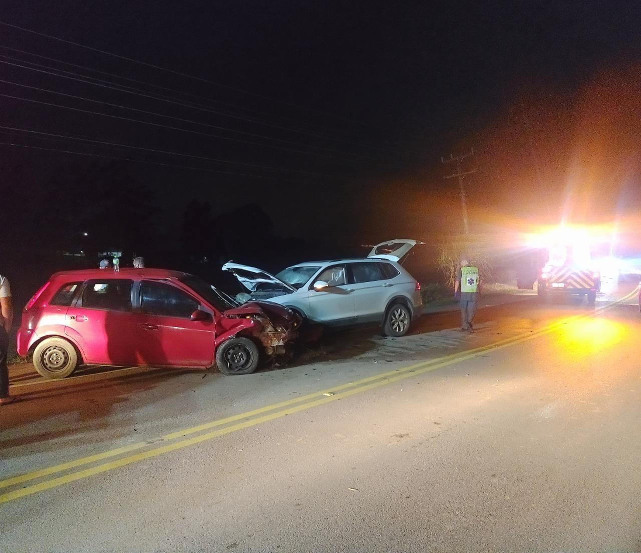 Colisão frontal deixa veículos destruídos na SC-110 trevo de Imbuia