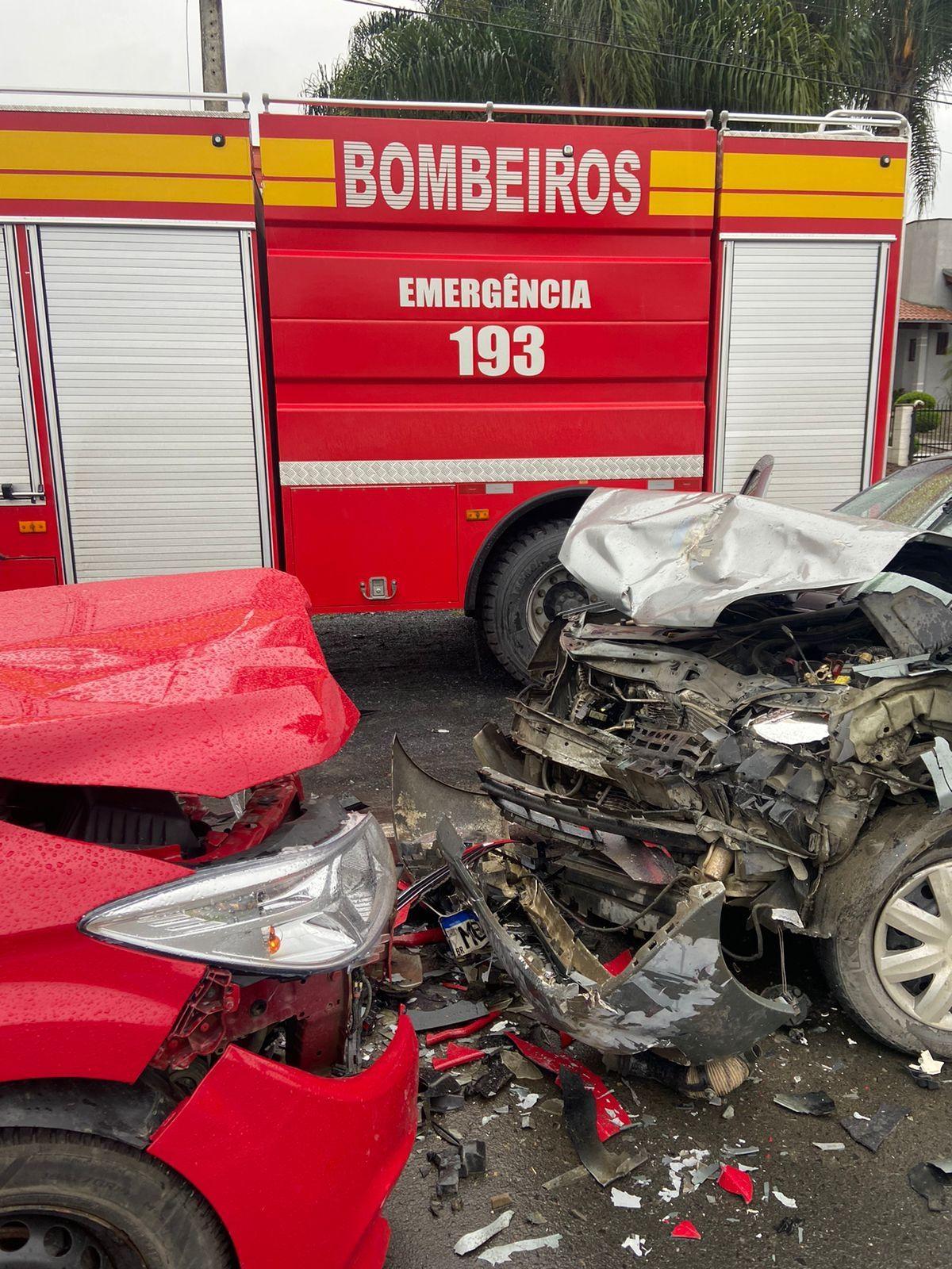 Colisão frontal destrói veículos na SC-350 em Cerro Negro Ituporanga