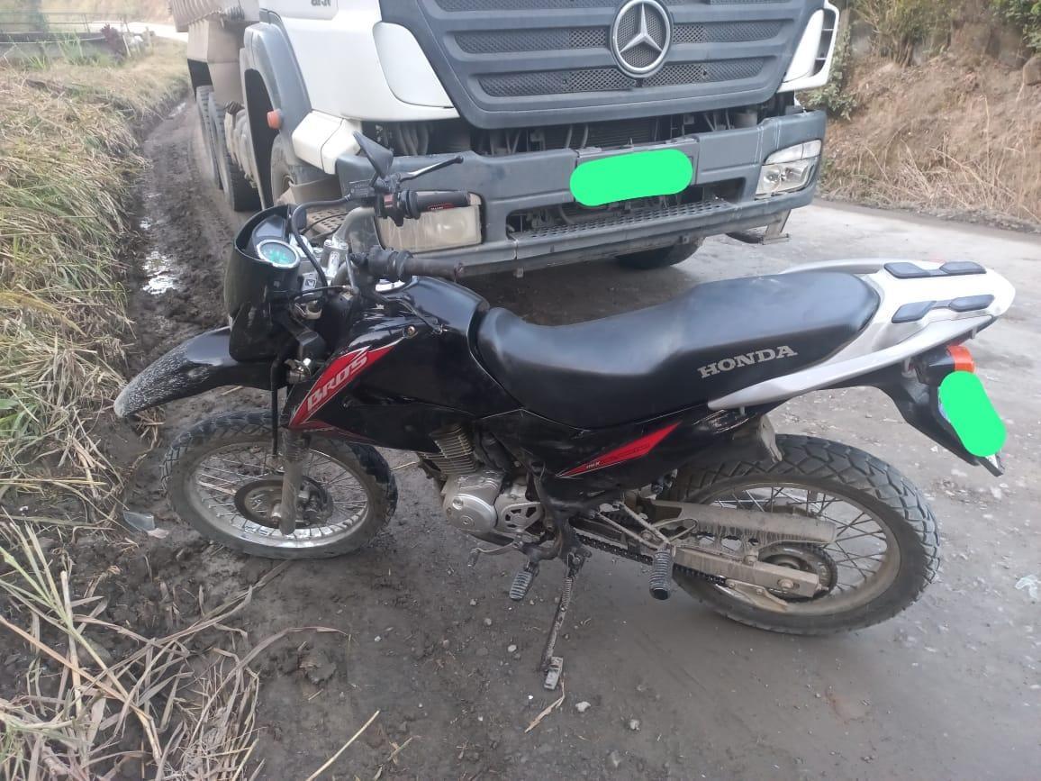 Colisão frontal entre caminhão e motocicleta deixa jovem ferido em Petrolândia