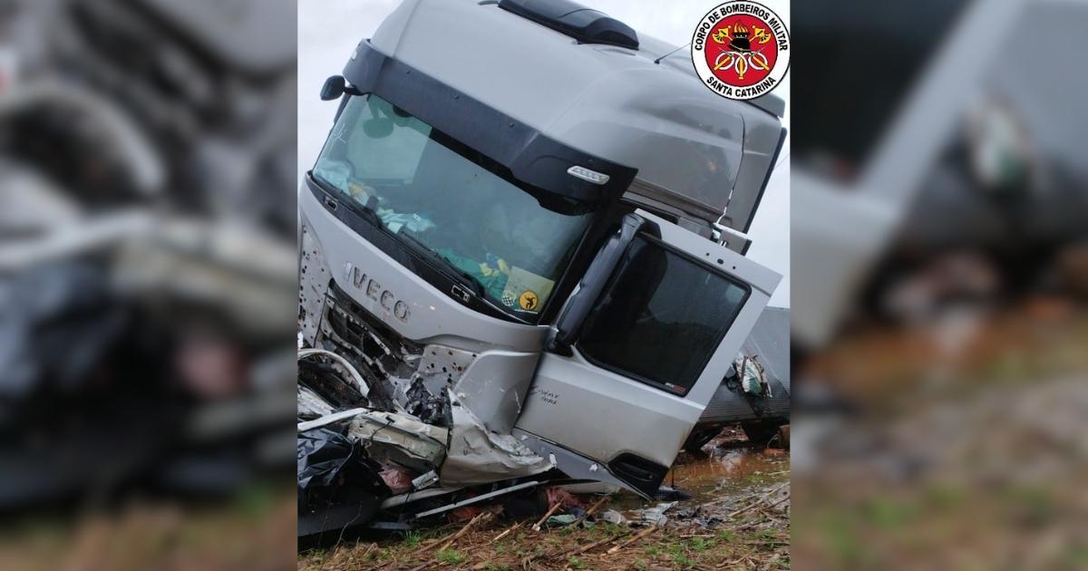 Colisão frontal entre carro e caminhão deixa cinco mortos na BR-470