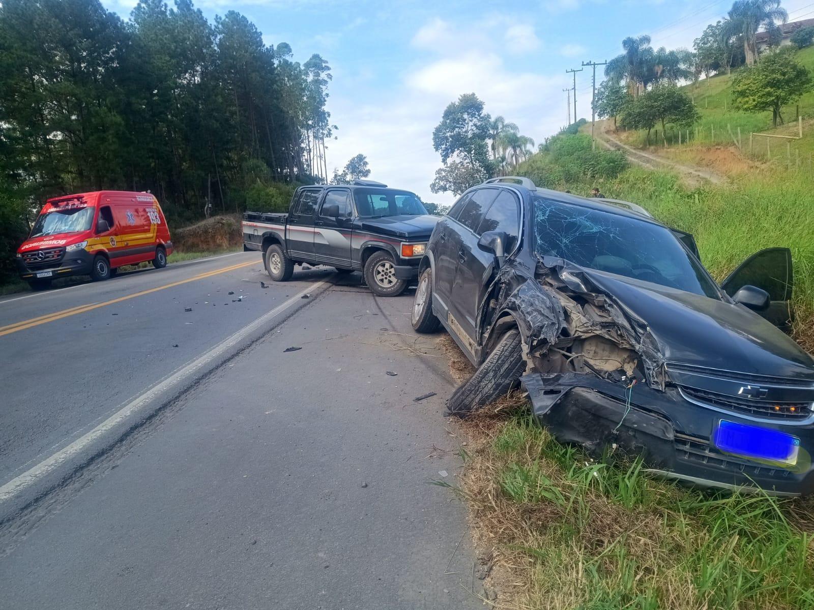 Colisão frontal entre dois veículos deixa homem ferido na BR-470 em Pouso Redondo
