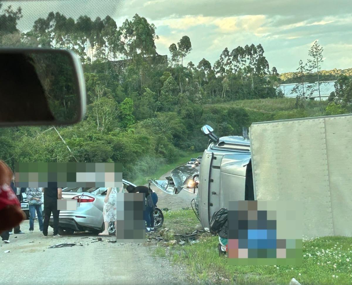 Colisão frontal na BR-470 deixa quatro vítimas fatais e três pessoas feridas