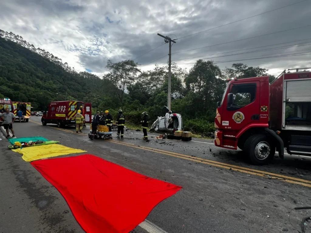 Colisão na BR-470, em Apiúna, deixa um morto e mulher em estado grave