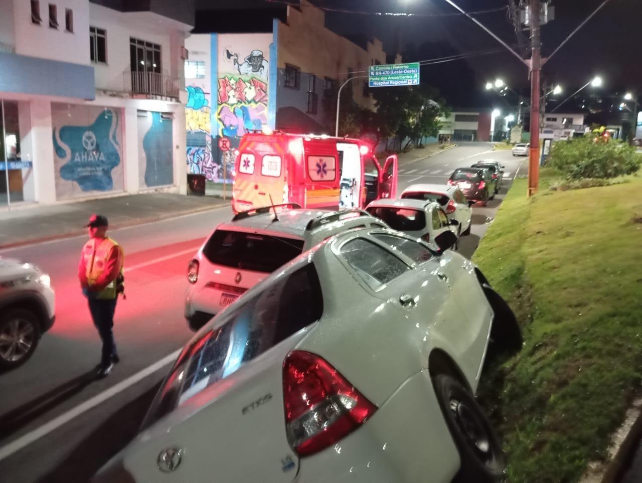Colisão traseira envolve quatro veículos no centro de Rio do Sul durante a madrugada