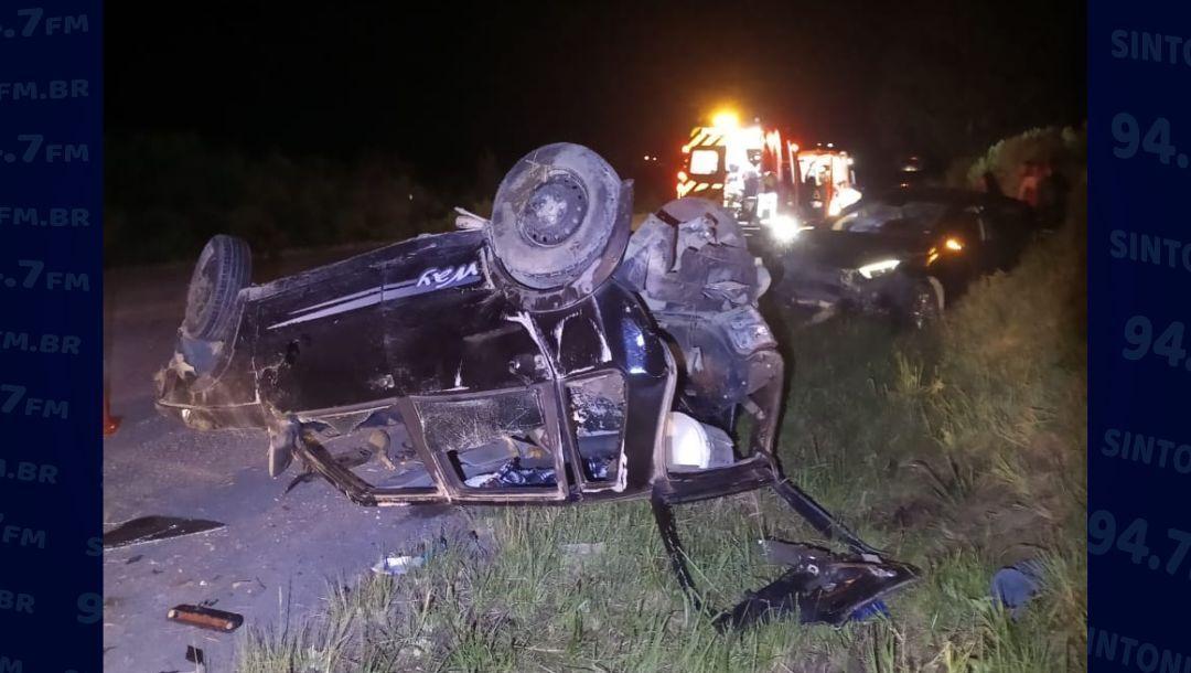 Colisão traseira seguida de capotamento deixa dois feridos durante a madrugada