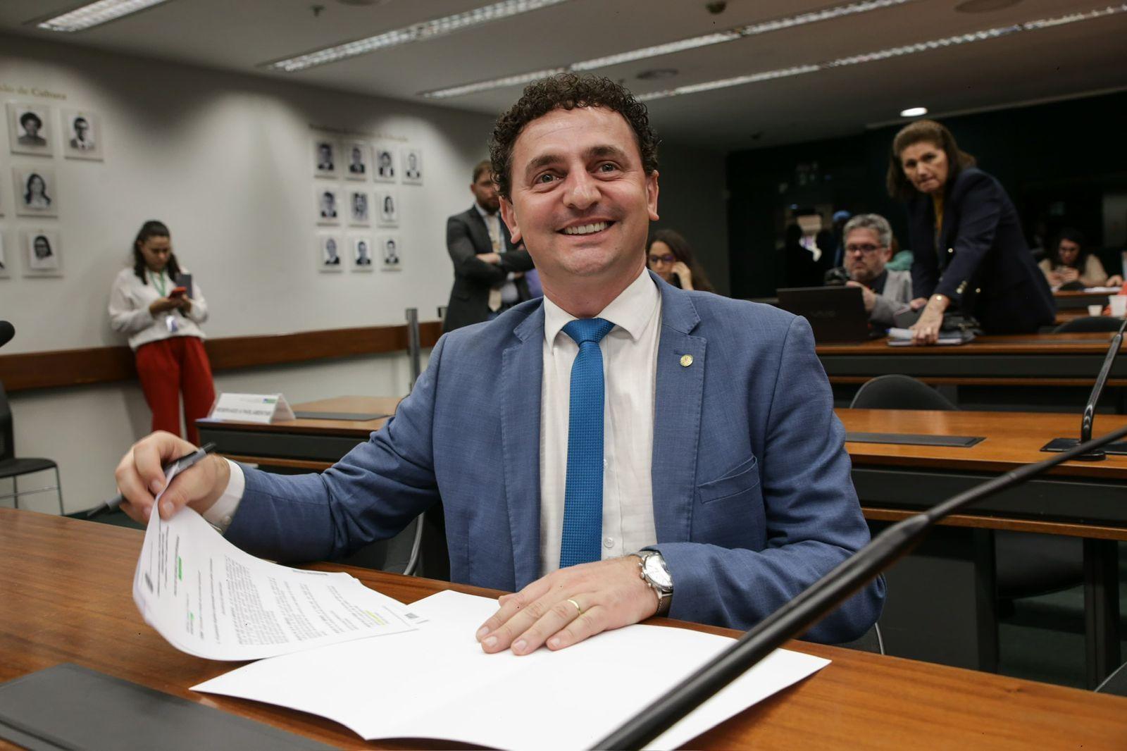 Com apoio de Pezenti, Câmara aprova projeto que garante benefício social a trabalhador rural contratado por safra