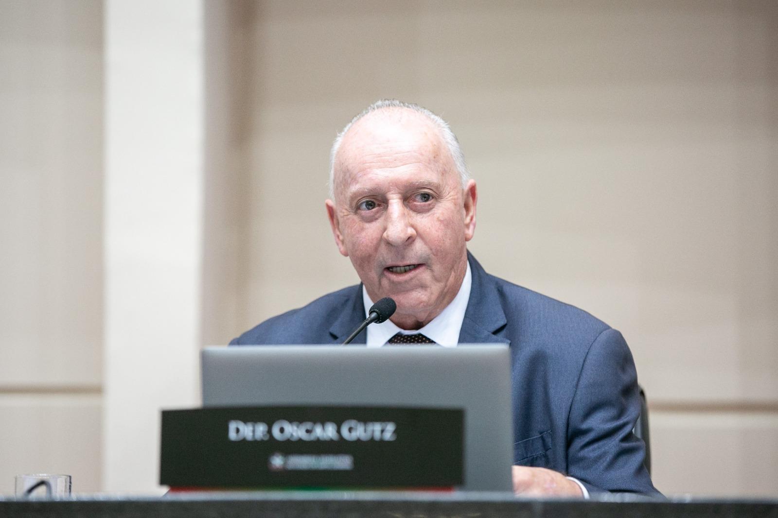 Com quase 20 projetos feitos, Oscar Gutz avalia primeiro mandato como “sem erros”