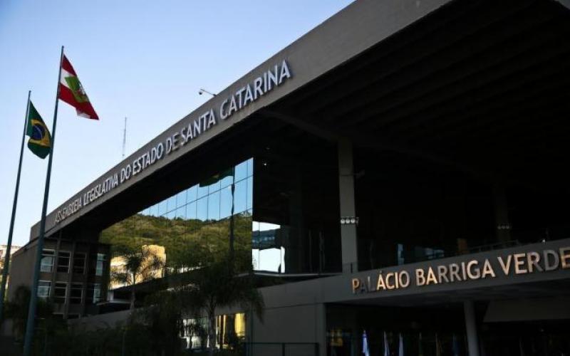 Com sobra de R$ 12 milhões em caixa, Alesc ainda não confirma devolução ao Estado