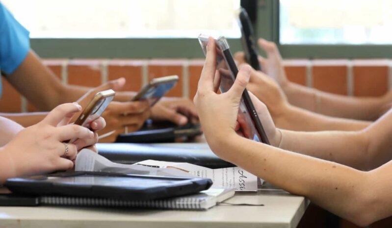 Comissão da Câmara aprova projeto que proíbe o uso de celular em escolas públicas e privadas