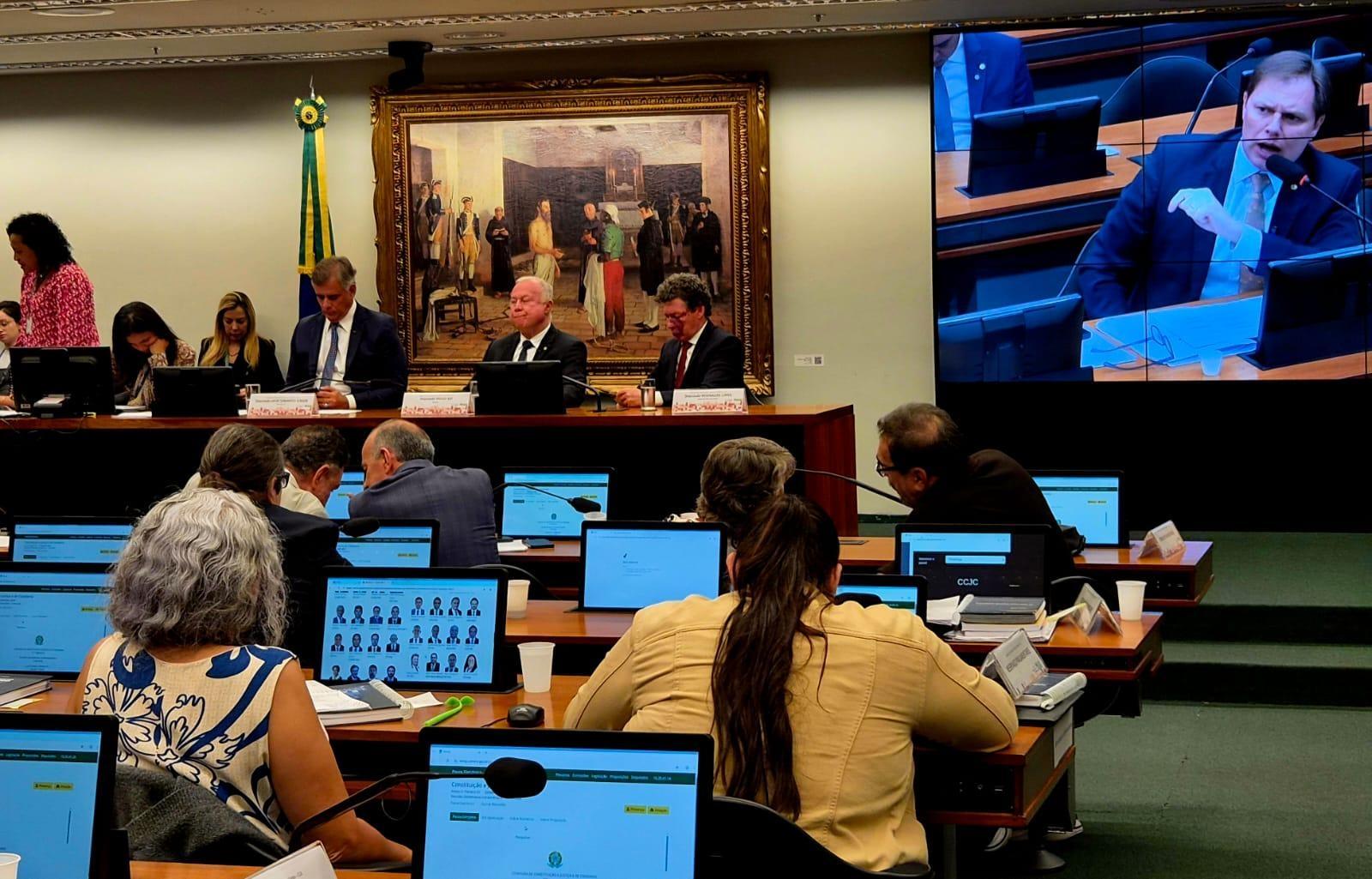 Comissão da Câmara dos Deputados autoriza avanço de proposta que prevê fim da escala 6x1