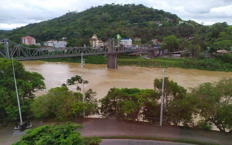 Comitê discute sobre obras de melhoramento fluvial no Alto Vale que podem amenizar enchentes, mas não solucionar o problema