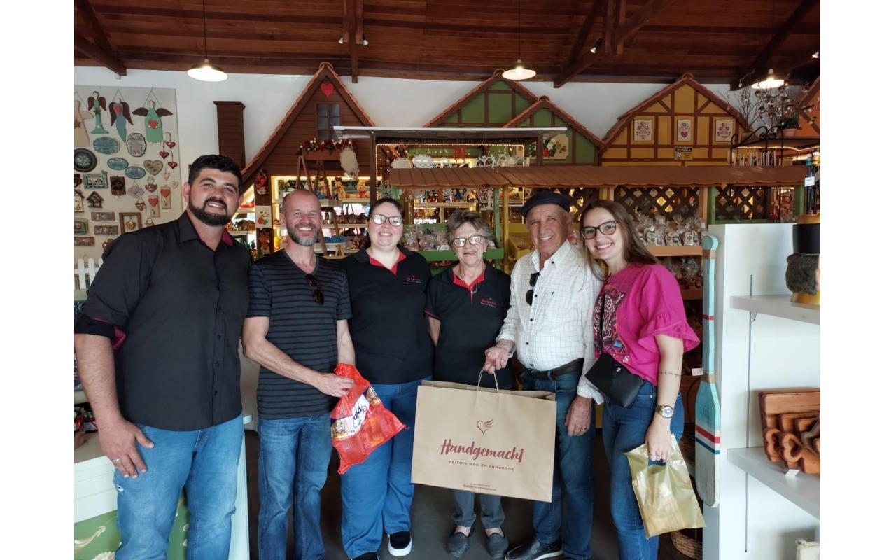 Comitiva de Ituporanga realiza visita técnica na Casa do Artesão de Pomerode