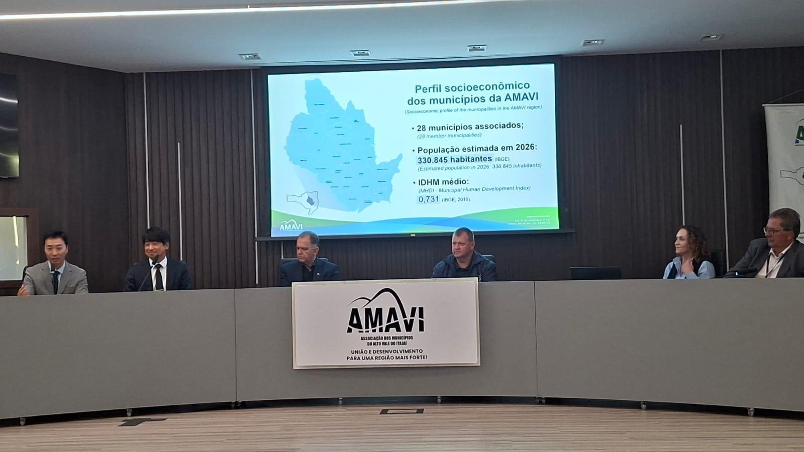 Comitiva sul-coreana apresenta soluções para monitorar enchentes e pontes no Alto Vale