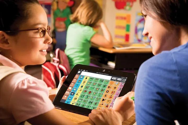 Comunidade Autista tem projeto contemplado pela Viacredi e vai adquirir tablets para atividades com autistas não verbais