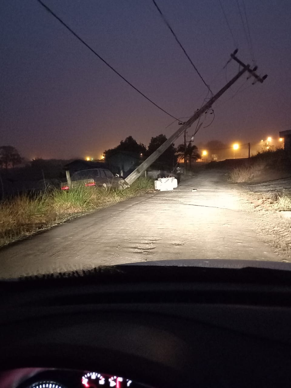 Condutor colide com o veículo em poste e é conduzido ao Hospital Bom Jesus