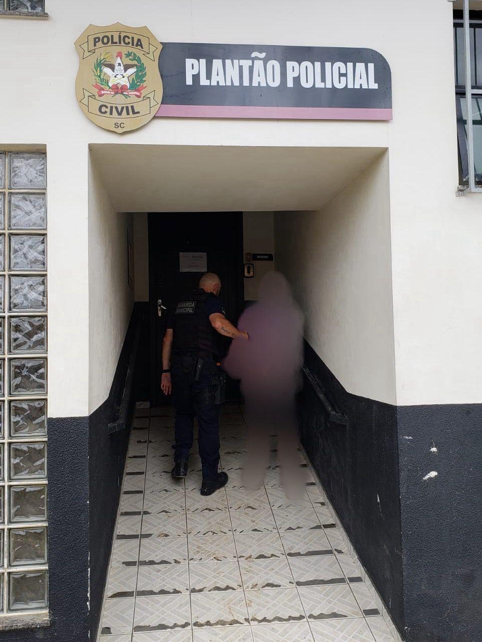 Condutor de veículo de luxo é preso por dirigir sob a influência de álcool 